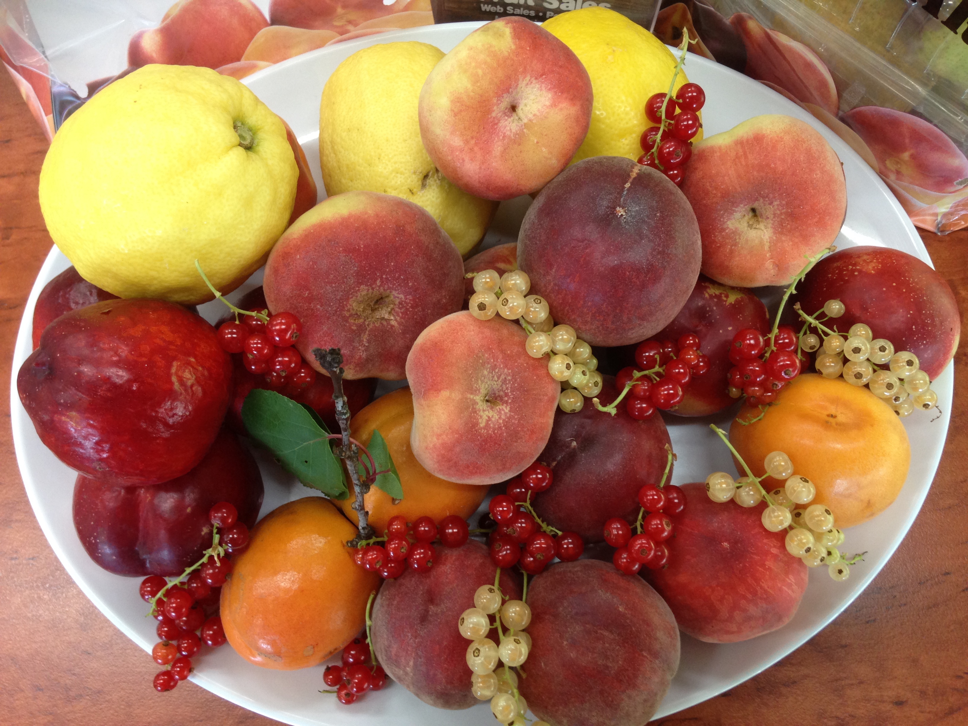 Фрукты ноябрь. Фрукты по сезонам. Сезонные фрукты сейчас. Август сезонные фрукты и ягоды.